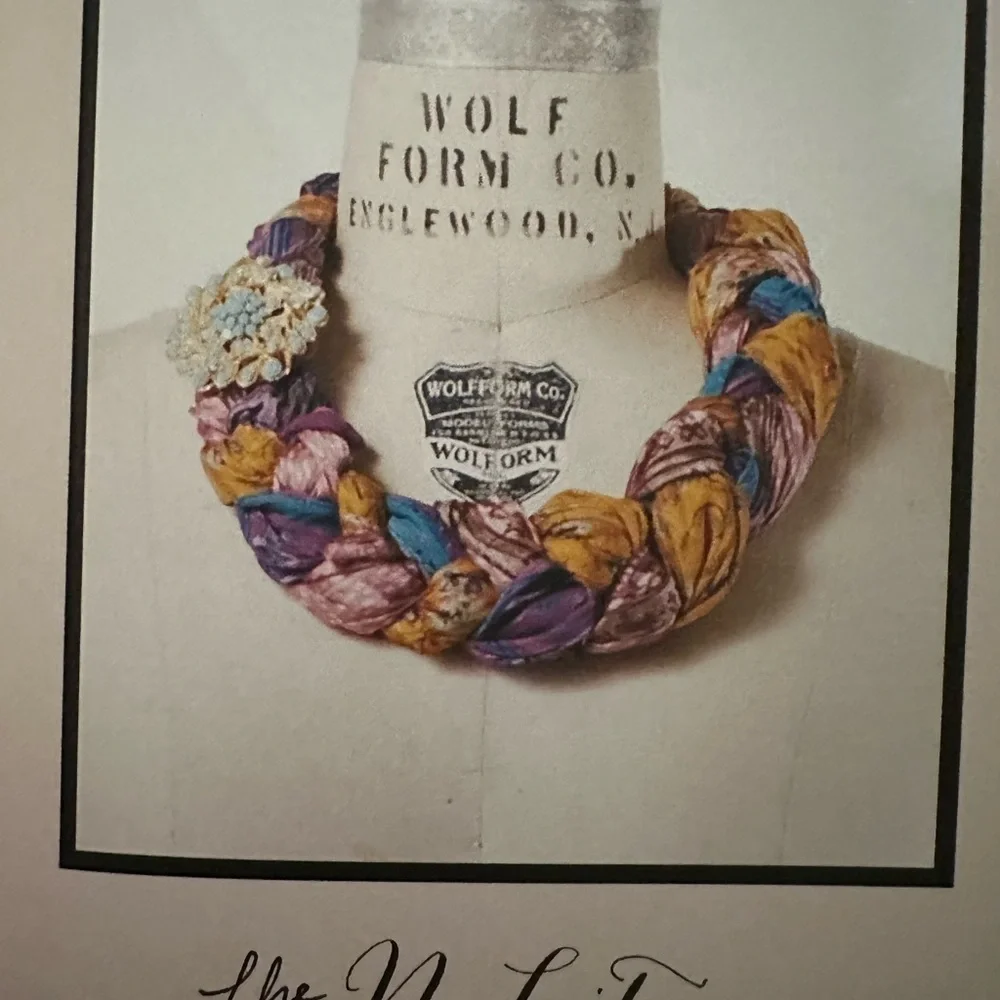 HOW to TIE a SCARF BOOK. Detailed pictures of 33 styles. Hermès ribbon bookmark. - Picture 10 of 14